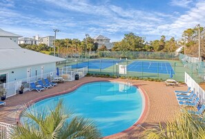 Una piscina al aire libre, una piscina climatizada