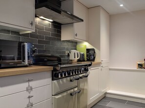 Oppvaskmaskin og høy barnestol