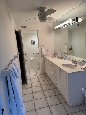 Sèche-cheveux, serviettes fournies, savon, papier toilette