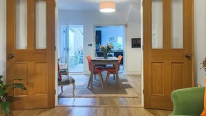 Um interior moderno com sala de jantar, cozinha e área de estar integrada.