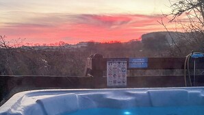 Een jacuzzi met een veiligheidsteken en een verwelkomingsbord.