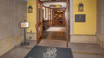 Condo, 2 Bedrooms | Lobby