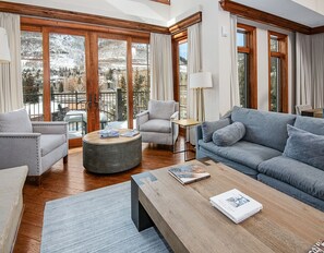 Condo, 4 quartos | Área de estar