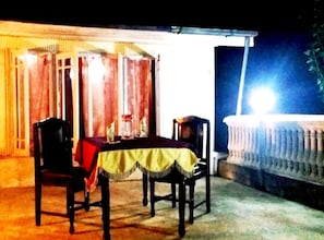Outdoor dining - aman palace hotel srinagar  (Srinagar)