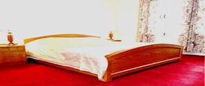 Phòng đôi hoặc 2 giường đơn phong cách cổ điển, quang cảnh núi | Bộ đồ giường cao cấp, nệm cao su hoạt tính (memory foam), bàn 