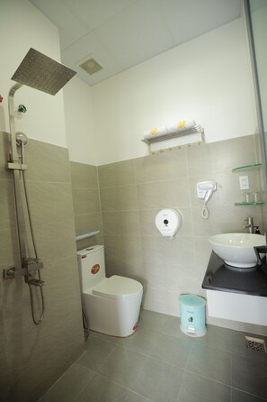 Superior Twin Room | Bathroom | Shower, hair dryer, slippers, towels