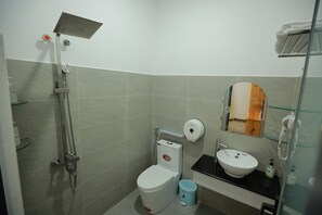 Een douche, een haardroger, pantoffels, handdoeken