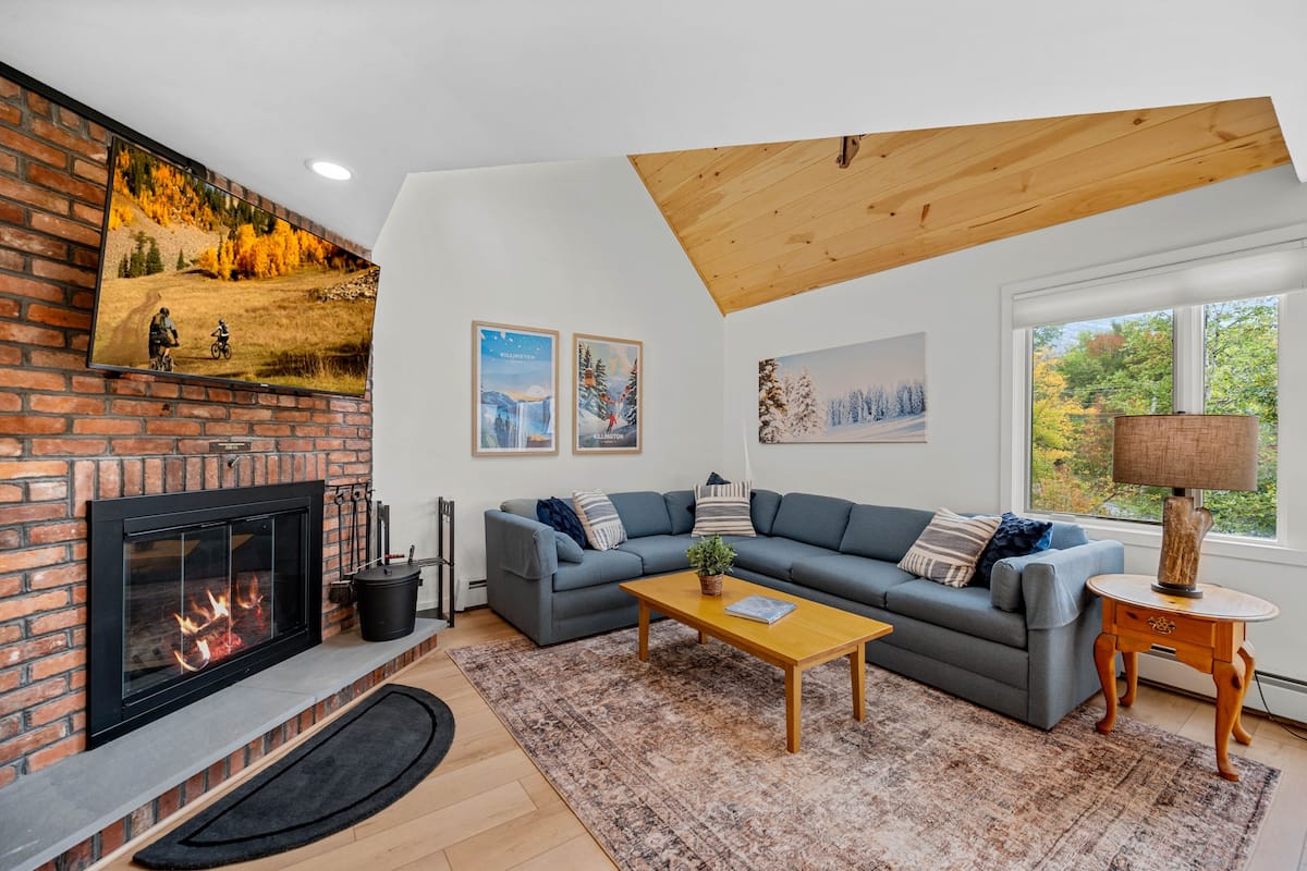 Condo, 2 Bedrooms | Living area