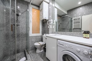 Een douche, een haardroger, handdoeken