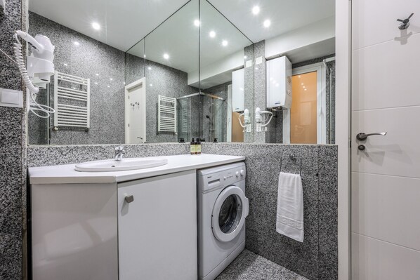 Een douche, een haardroger, handdoeken