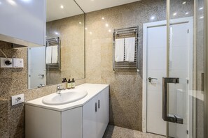 Douche, sĂšche-cheveux, serviettes fournies