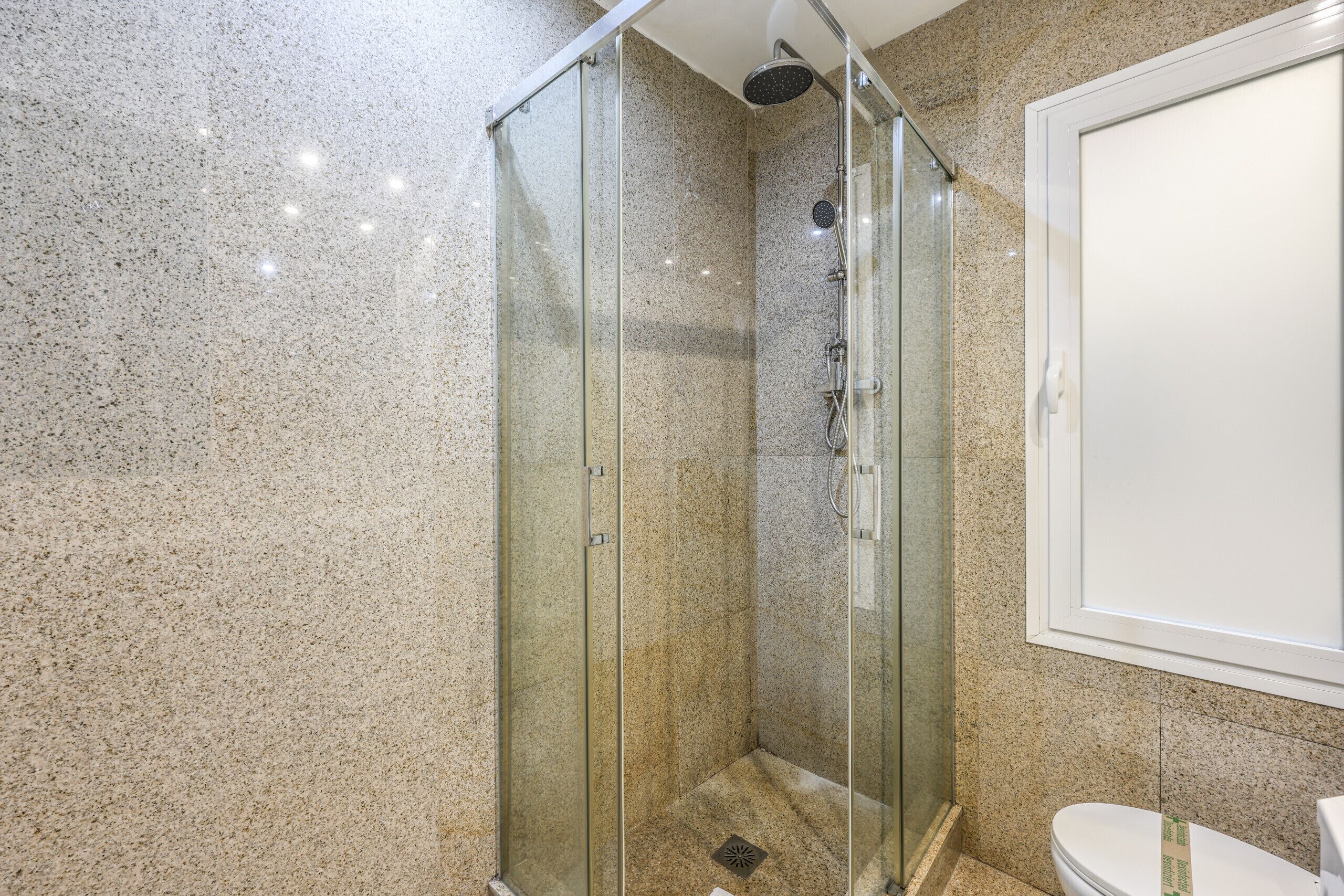 Een douche, een haardroger, handdoeken