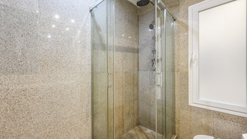 Een douche, een haardroger, handdoeken