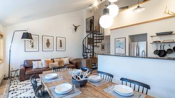 Condo, 2 Bedrooms | Dining