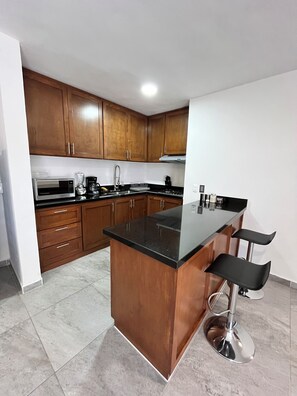 Kühlschrank, Mikrowelle, Wasserkocher mit Kaffee-/Teezubehör, Toaster