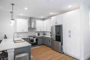 Microwave, oven, stovetop, dishwasher - Luxury Home in North Austin: Next to Apple Campus (Austin)
