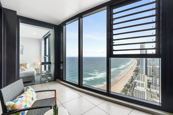 Ein Balkon mit Blick auf das Meer und die Stadtlandschaft.