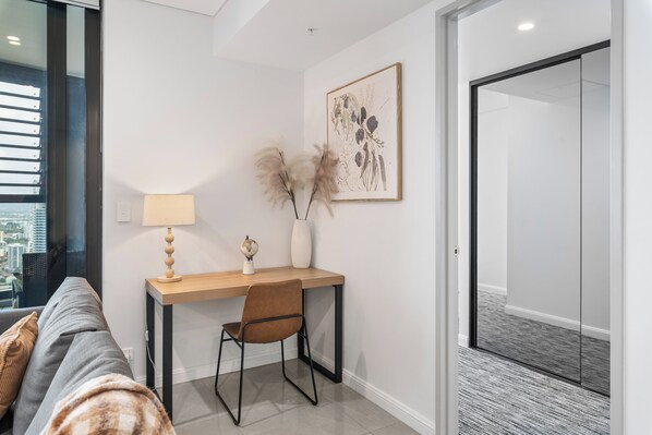 Un espace de bureau moderne comprenant un bureau, une chaise, une lampe et des objets décoratifs.