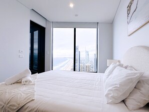 2 habitaciones, escritorio y tabla de planchar con plancha 