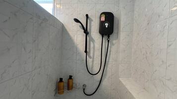 Dusche, Haartrockner, Handtücher, Seife