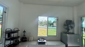 Kühlschrank, Mikrowelle, Mixer, Kochgeschirr/Geschirr/Besteck