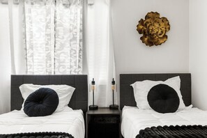 5 bedrooms, iron/ironing board, WiFi, bed sheets