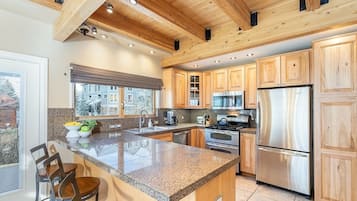 Condo, 4 phòng ngủ | Bếp riêng | Tủ lạnh, lò nướng, dụng cụ pha cà phê/trà, lò nướng bánh mì