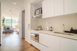 Réfrigérateur, micro-ondes, four, plaque de cuisson