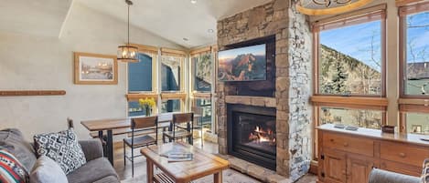 Condo, 2 chambres | Aire de séjour