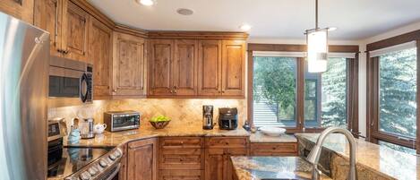 Condo, 1 habitación | Cocina privada | Refrigerador, cafetera y tetera y tostadora