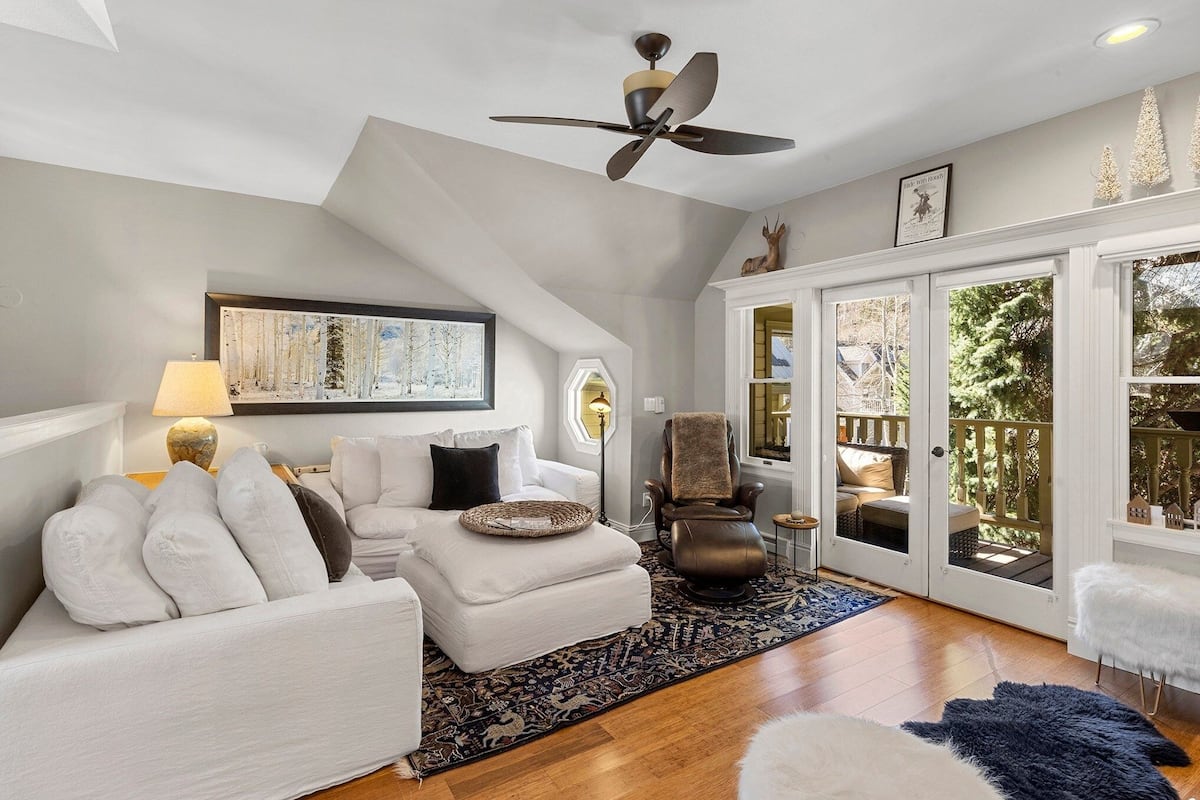 Condo, 3 chambres | Aire de séjour