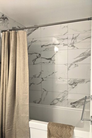 Haartrockner, Handtücher, Seife, Shampoo