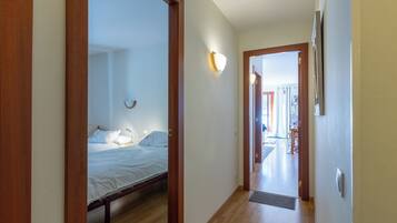 2 dormitorios, tabla de planchar con plancha, wifi gratis y ropa de cama