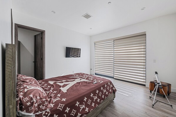 4 bedrooms, iron/ironing board, WiFi, bed sheets