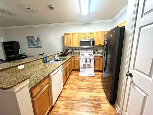 3-bedroom condo in charming Fort Walton Beach with WiFi, AC