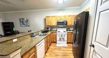 3-bedroom condo in charming Fort Walton Beach with WiFi, AC
