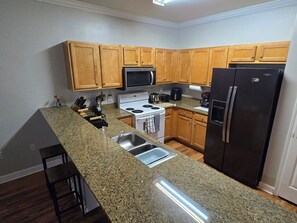 Fridge, microwave, oven, stovetop - 3-bedroom condo in charming Fort Walton Beach with WiFi, AC (Fort Walton Beach)