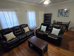 Smart TV, DVD player, books - 3-bedroom condo in charming Fort Walton Beach with WiFi, AC (Fort Walton Beach)