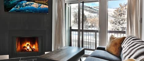 Condo, 2 Bedrooms | Ruang tamu