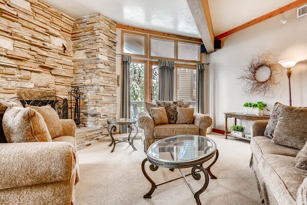 Condo, 3 Bedrooms | Living area