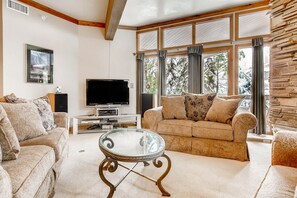 Condo, 3 Bedrooms | Living area