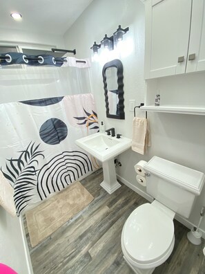 Shower, hair dryer, towels, soap - HubCityJewel-KingBed-Fenced Yard-LAX-SoFi-Disneyland (Compton)