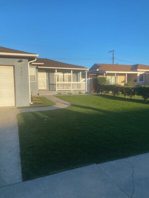 Exterior - HubCityJewel-KingBed-Fenced Yard-LAX-SoFi-Disneyland (Compton)
