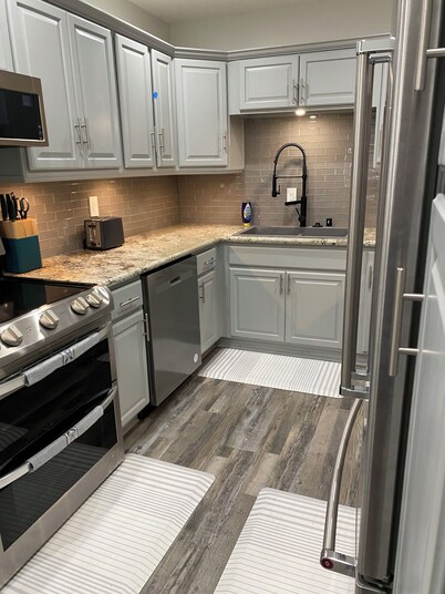 HubCityJewel-KingBed-Fenced Yard-LAX-SoFi-Disneyland