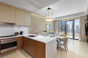 Deluxe-lejlighed - 2 soveværelser - balkon | Privat køkken | Kaffe-/temaskine, elkedel, brødrister, spisebord
