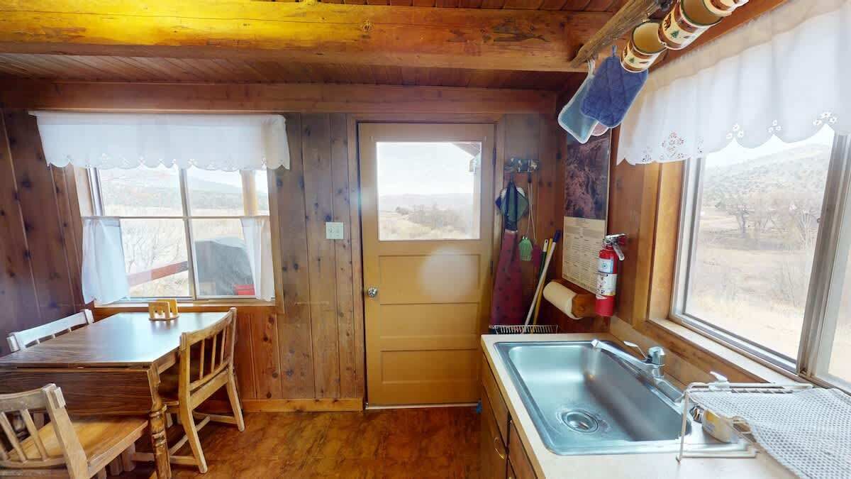 Coffee/tea maker, fridge, microwave, stovetop