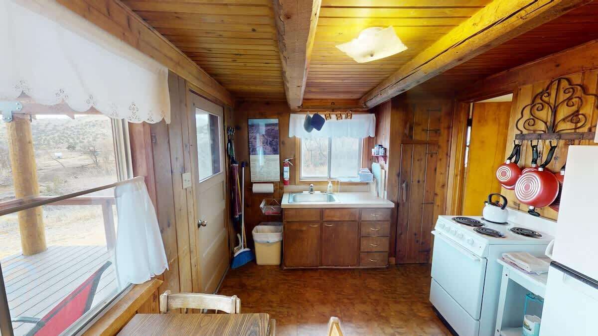 Coffee/tea maker, fridge, microwave, stovetop
