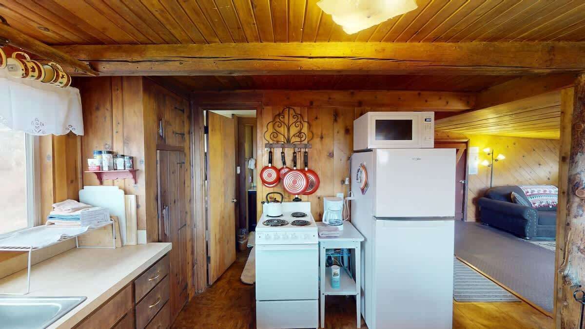 Coffee/tea maker, fridge, microwave, stovetop