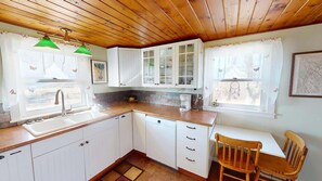 Coffee/tea maker, fridge, microwave, oven - Pack Creek - M4, Log Cabin at Pack Creek Ranch (Moab)