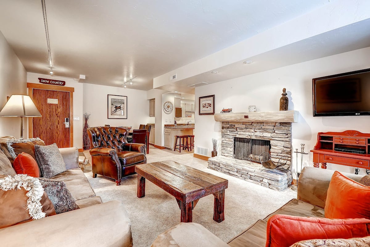 Condo, 2 Bedrooms | Living area